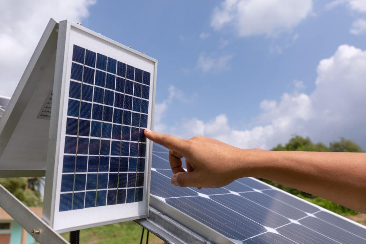 What Is the Difference Between Solar and Normal Batteries?